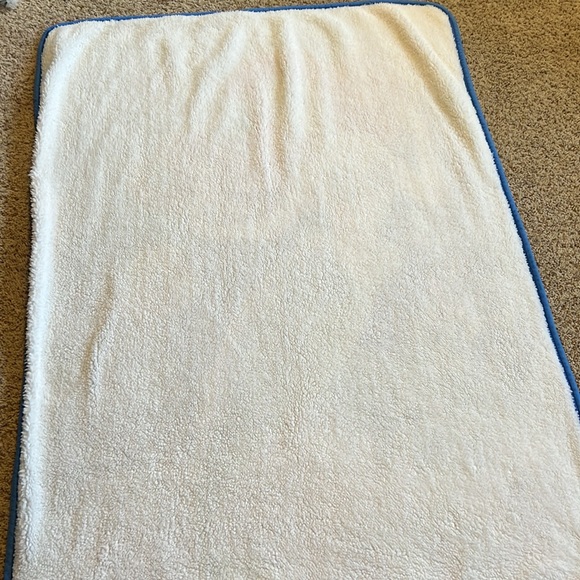 BNWOT Disney Princess The Little Mermaid “Wave Maker” sherpa throw blanket! - Picture 6 of 9